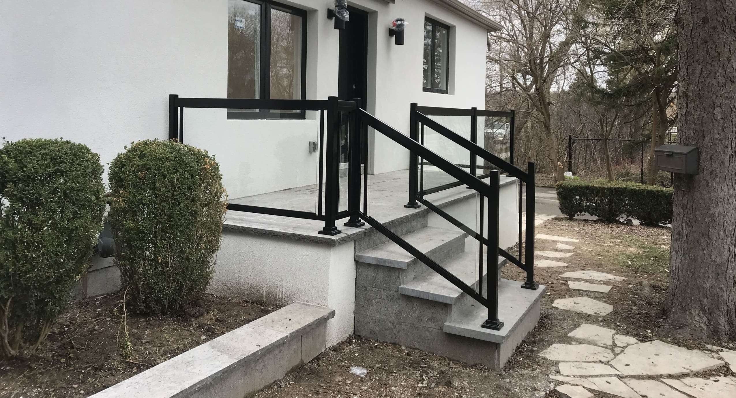 Oakville, ON Aluminum Railings & Column Systems HAMILTON RAILINGS