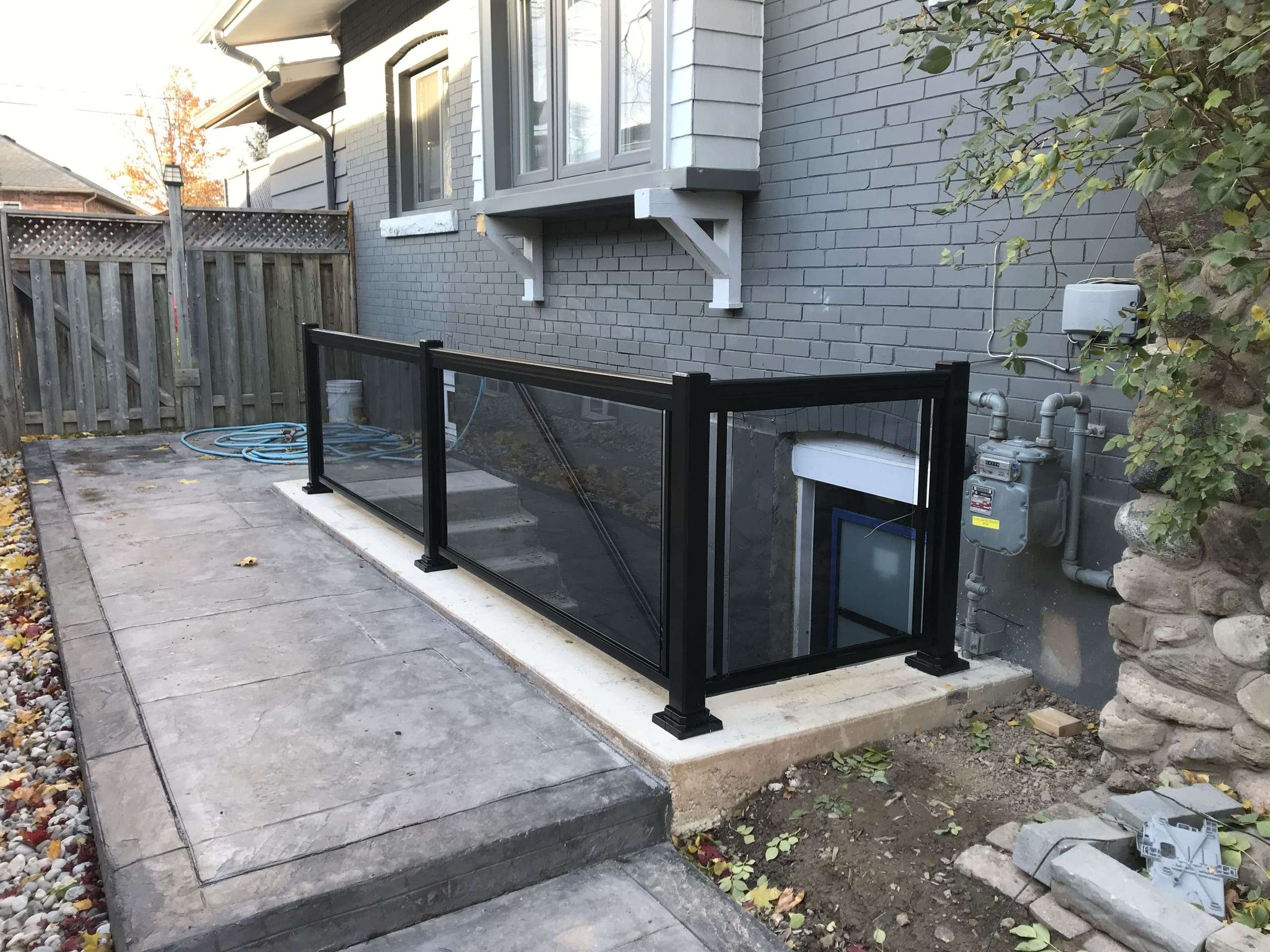 aluminum-walkout-basement-railing-handrail-systems-hamilton-railings